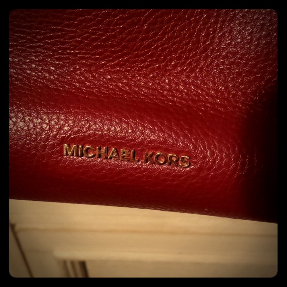 MICHAEL KORS RED PURSE